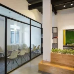 Creating Hybrid Workspaces with Flexible Glass Partition Designs