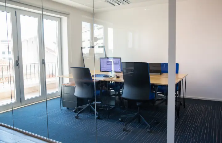 Frameless Glass Partition Trends Taking Over Offices in 2025