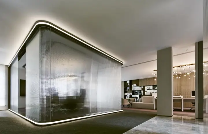 The Role of Curved Glass in High-End Corporate Interiors