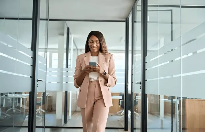 Why More Companies Are Switching to Smart Glass for Office Cabins