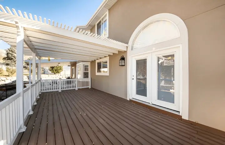 Why Dubai Homes Are Embracing Arched Pergola Installations