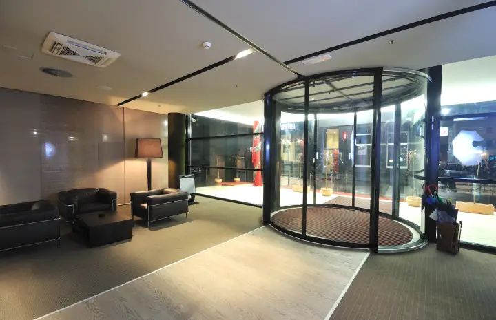 Art of Glass Wall Design: How Curved Shapes Elevate Interiors