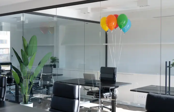 Creative Ways to Use Clear Glass Partitions in Small Office Spaces