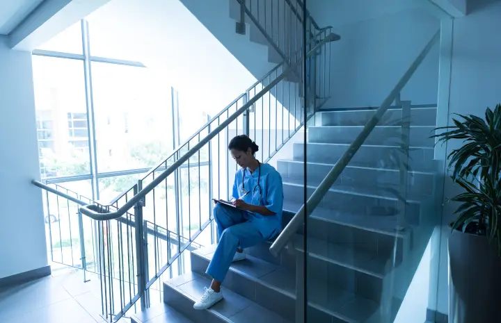 From Concept to Clarity: The Art of Stair Glass Installation in 2025