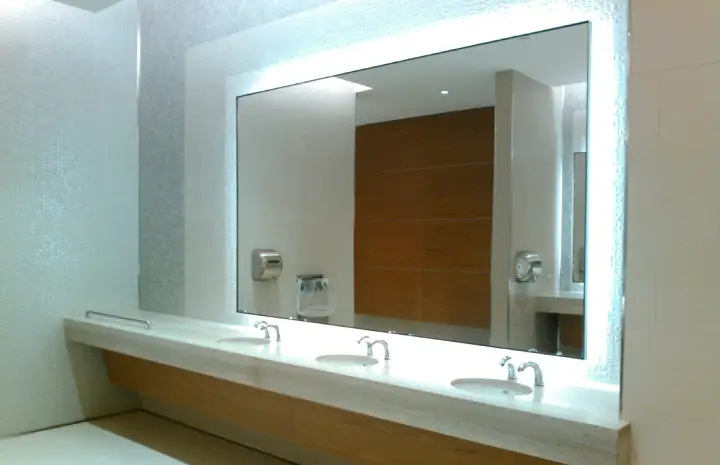 Luxury Bathrooms Redefined: Mirror Installation Dubai Edition