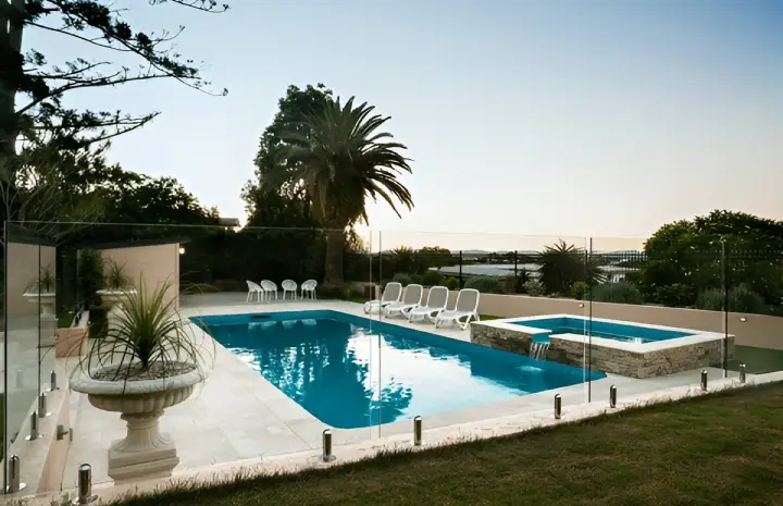 Swimming Pool Glass Installation – Redefining Backyard Luxury