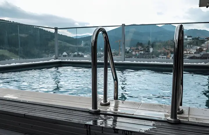 Why Glass Fencing Is the Future of UAE Pool Design